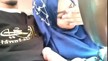 hijabi girl blows boyfriend in car